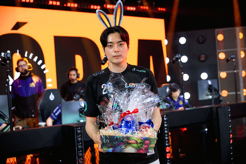 Em ação de páscoa, Riot entregou uma cesta de ovos para os MVPs das séries deste fim de semana - Foto: CBLOL/flickrEm ação de páscoa, Riot entregou uma cesta de ovos para os MVPs das séries deste fim de semana - Foto: CBLOL/flickr