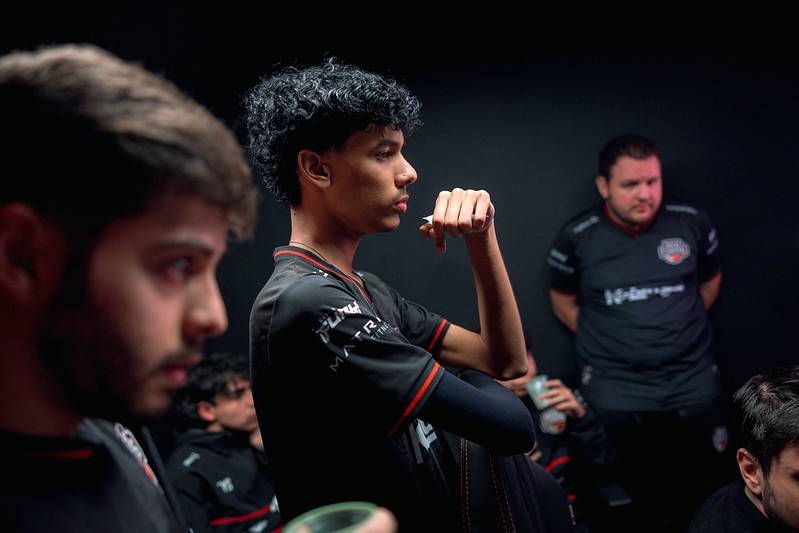 STEPZ com sua equipe durante o intervalo entre jogos - Foto: CBLOL/flickr
