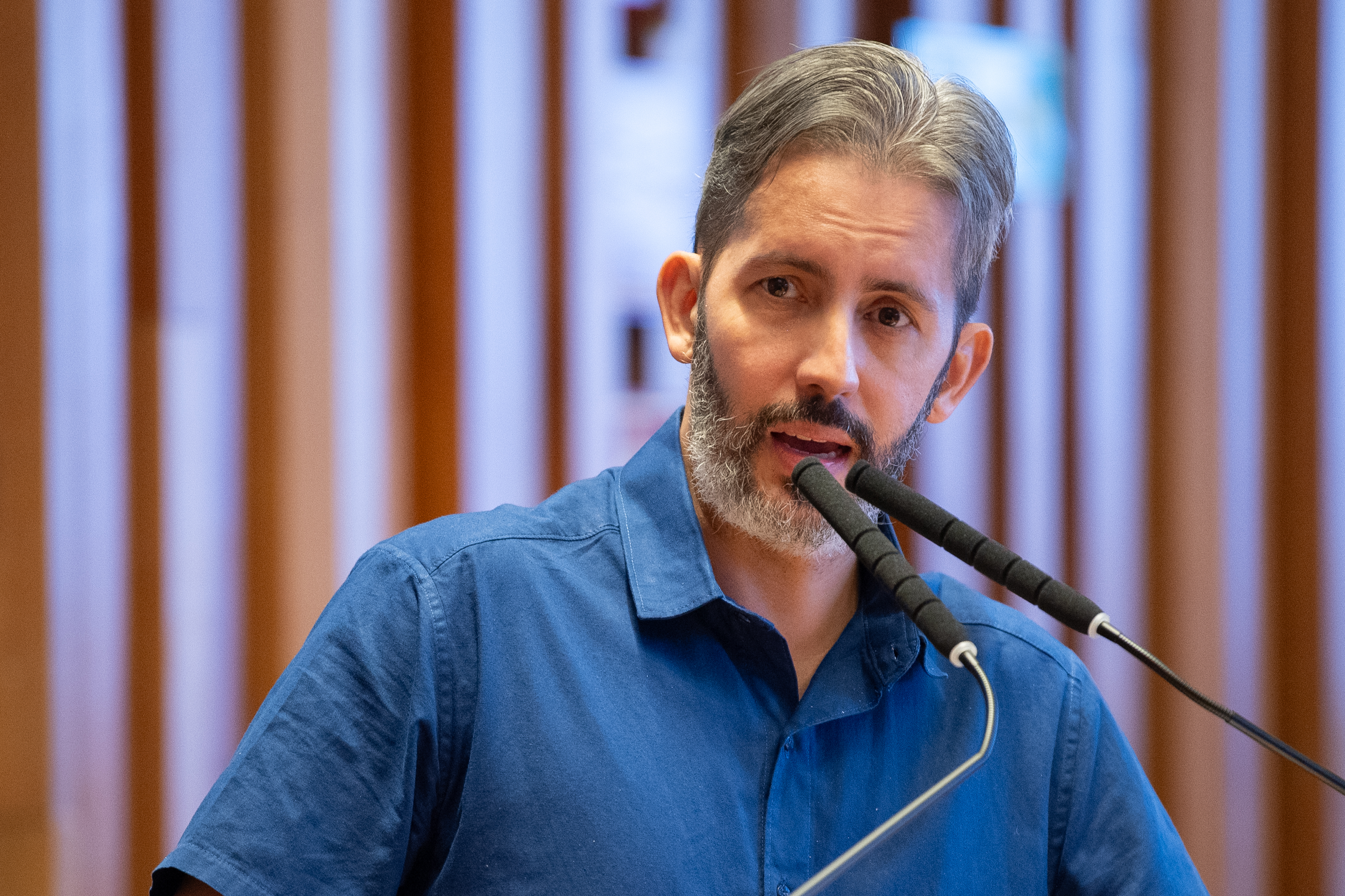 Leandro Grass durante audiência pública para debater os impactos da decisão judicial sobre a ocupação de boxes nas feiras no DF. Foto: Andressa Anholete / Agência CLDF