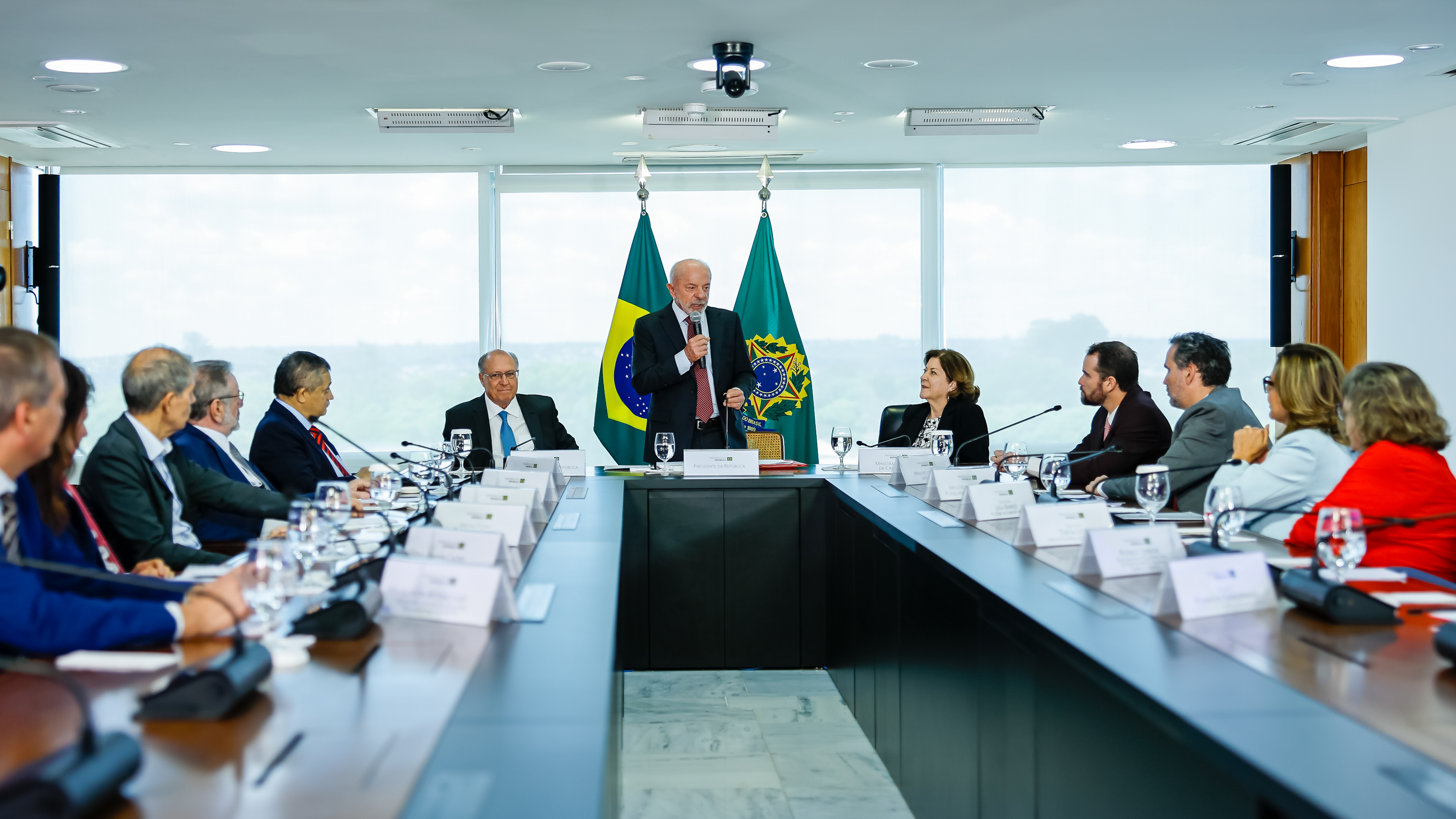 mesa composta por representantes e lula no centro comentando sobre a taxa das blusinhas 