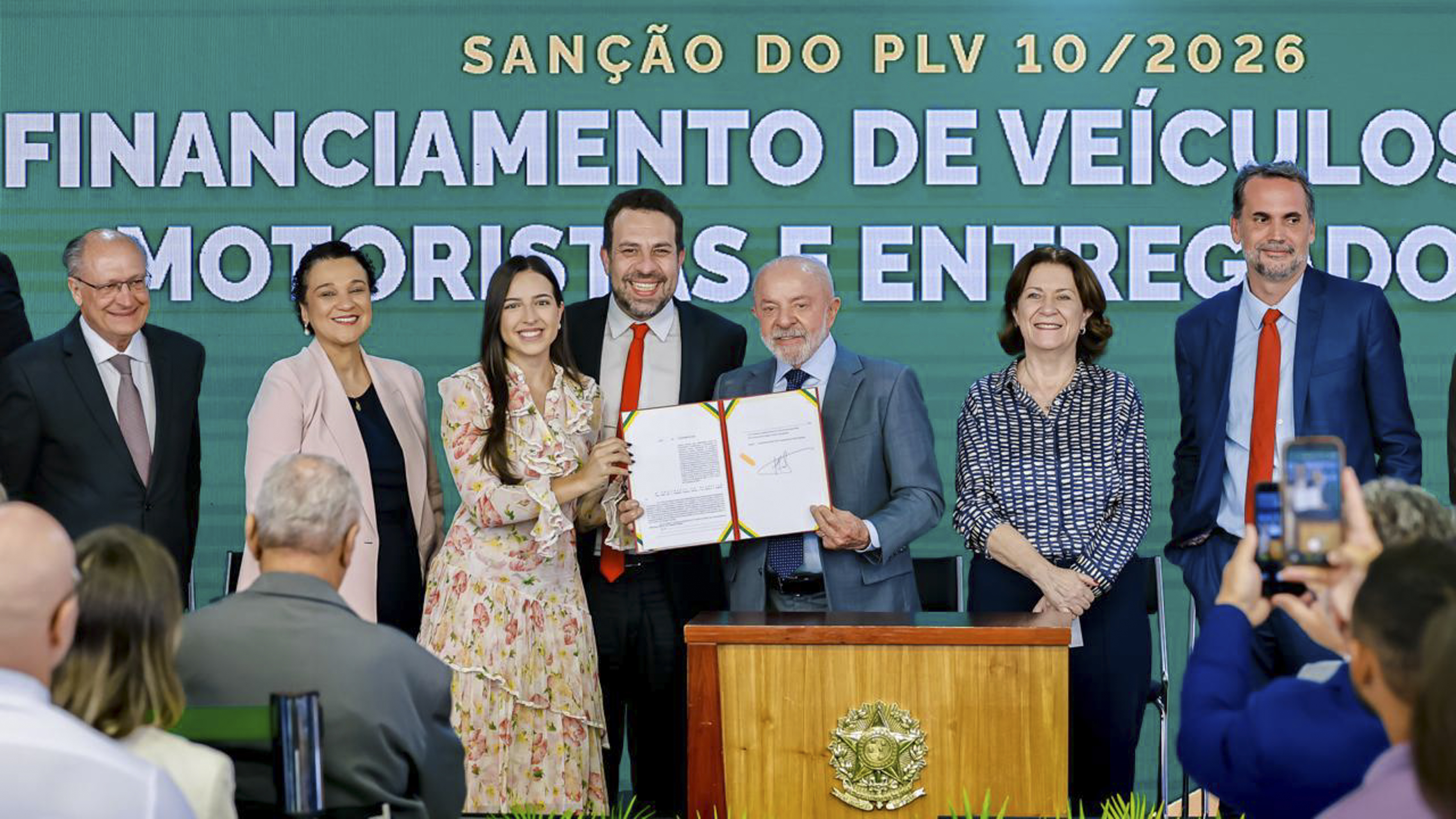 diversos politicos em pé aprovando a lei 