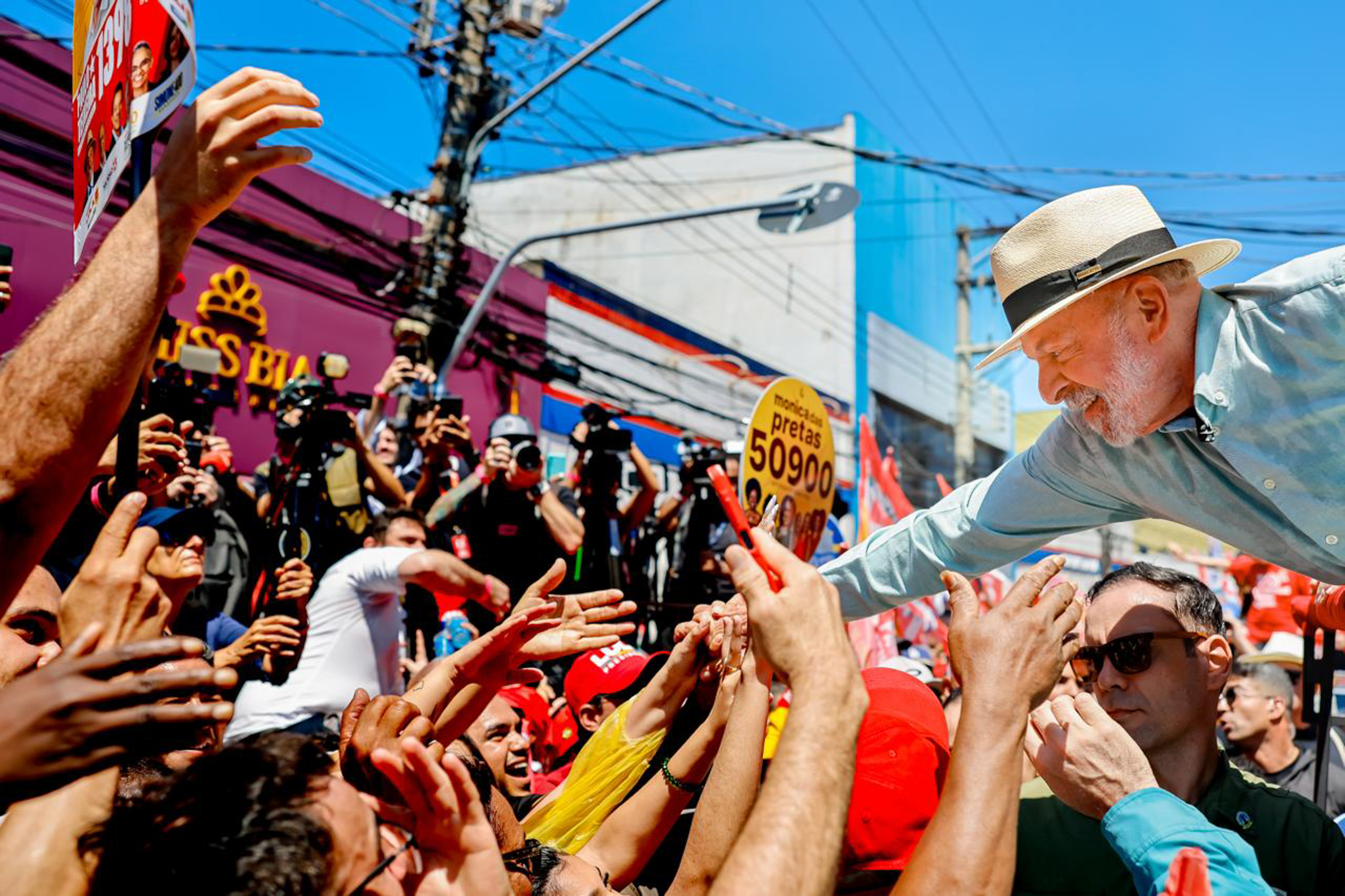 lula sentado com uma mesa a frente  