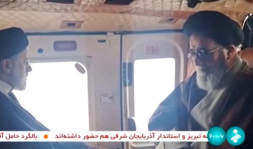 Televisão estatal mostra Ebrahim Raisi em helicóptero pouco antes da queda.