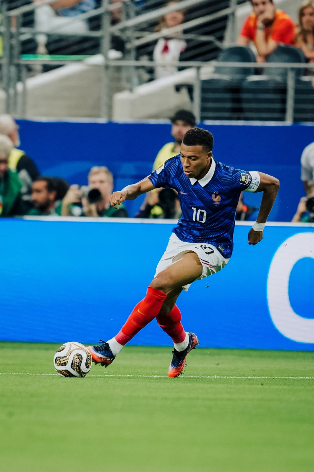 A imagem mostra Mbappé correndo com a bola