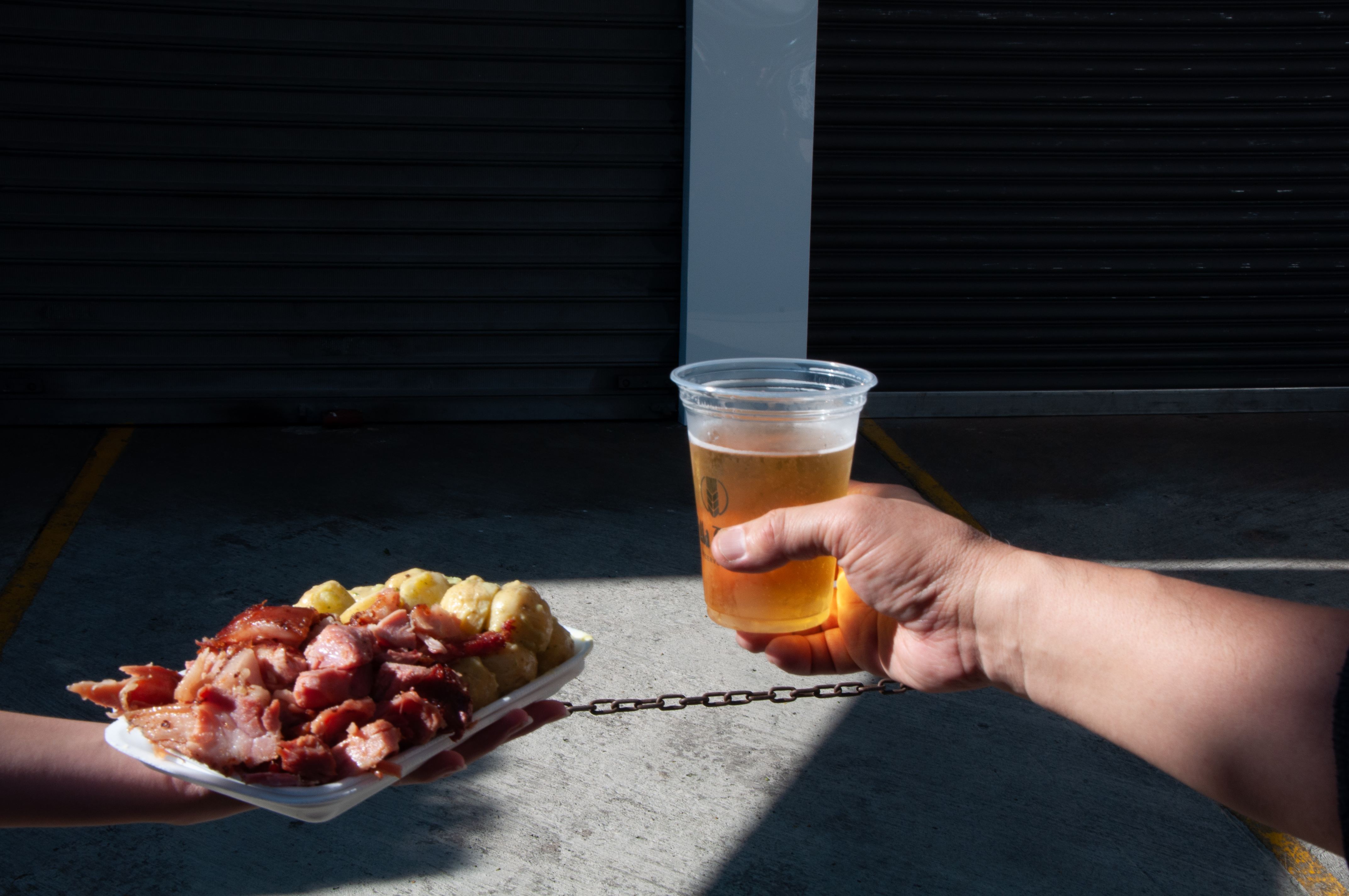 Cerveja e Joelho de porco, bebida e comida tradicional alemã no evento Maifest (Foto: Beatriz Yamamoto)