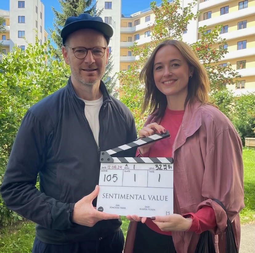Joachim Trier e a atriz Renate Reinsve durante as gravações de Valor Sentimental, em registro de bastidores divulgado pela equipe do filme