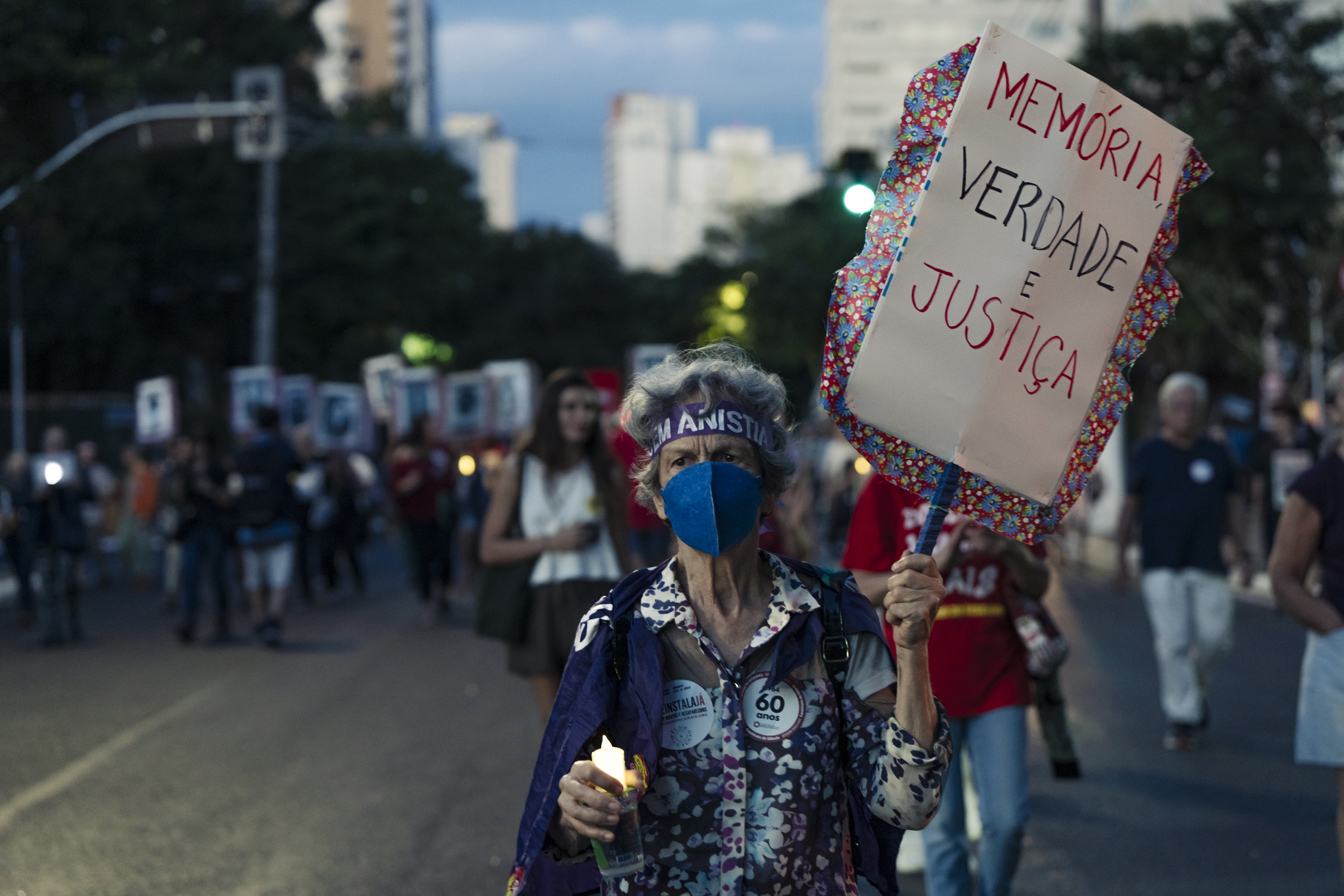 Mulher caminha em direção ao Monumento aos Mortos e Desaparecidos Políticos