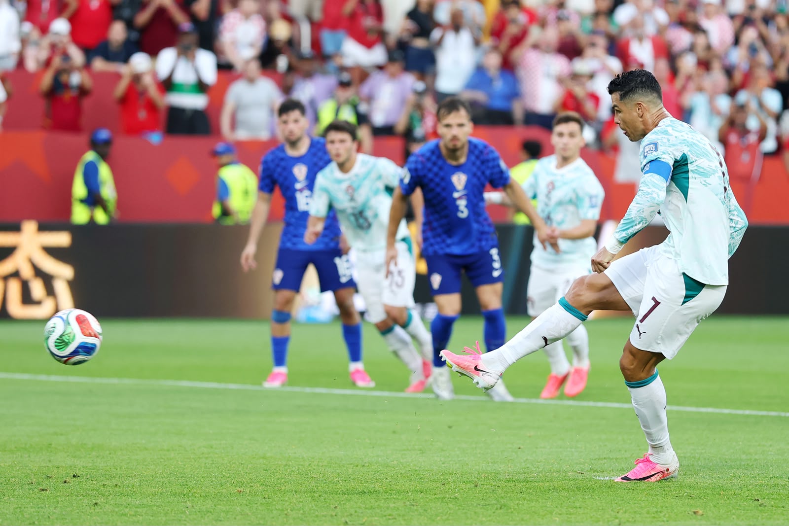 A imagem mostra Cristiano Ronaldo batendo o pênalti.