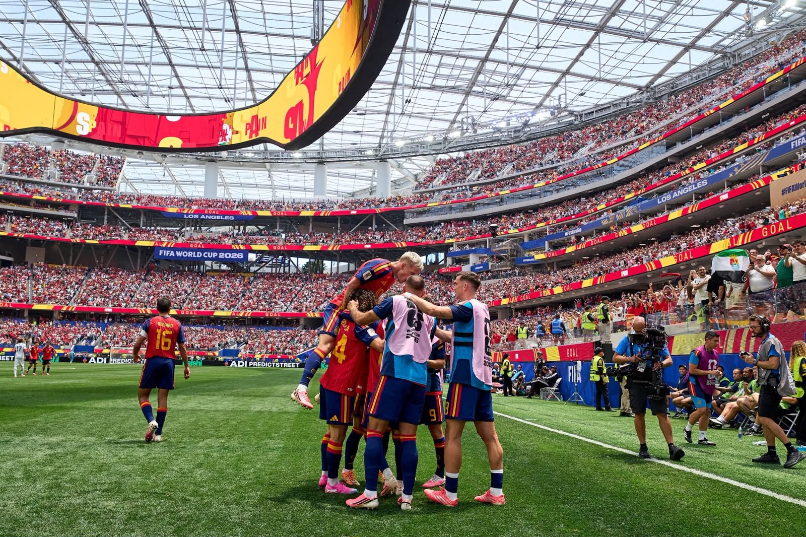 A imagem mostra parte do elenco da Espanha comemorando