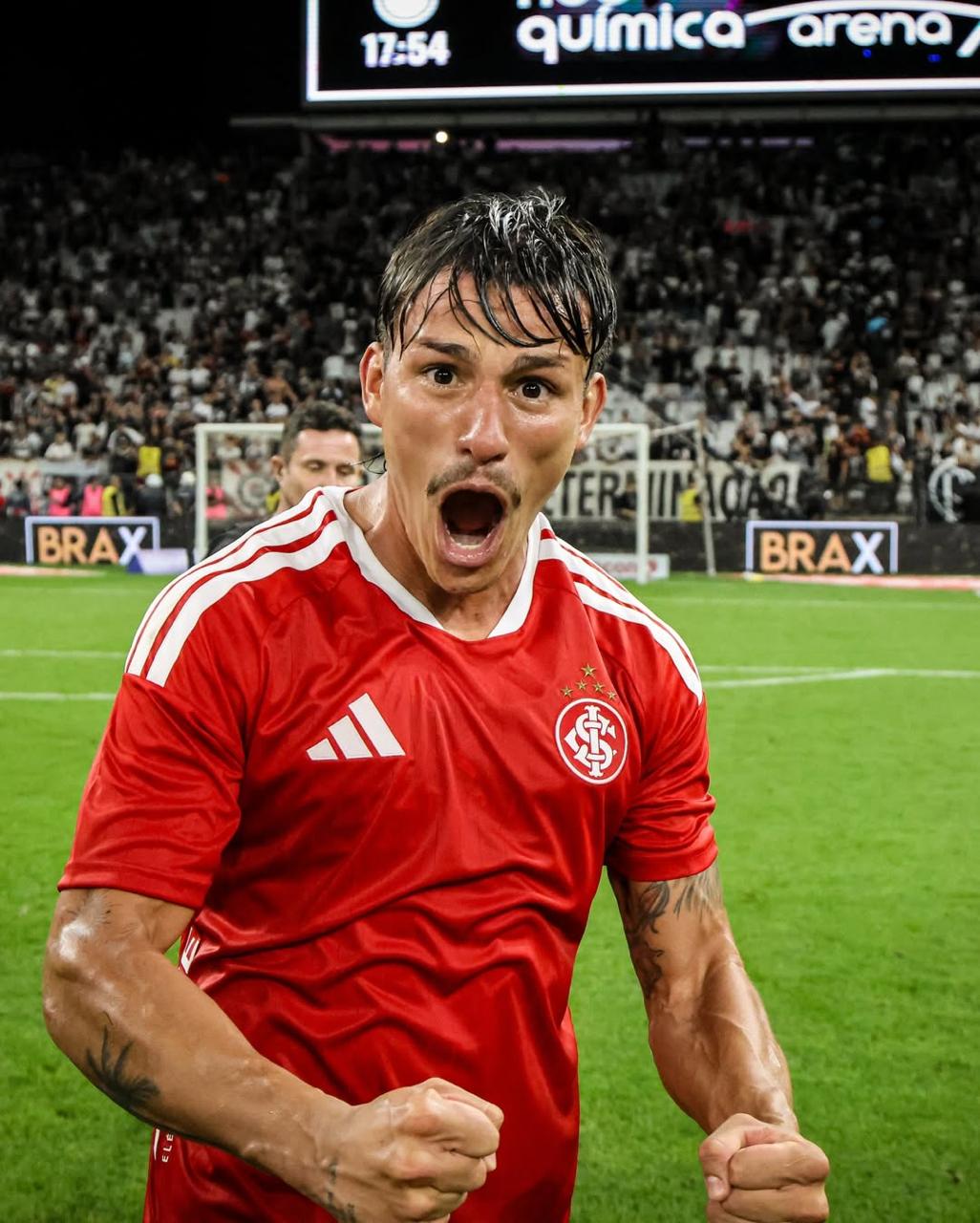 A imagem mostra o jogador Bernabei, do Internacional, comemorando o gol.