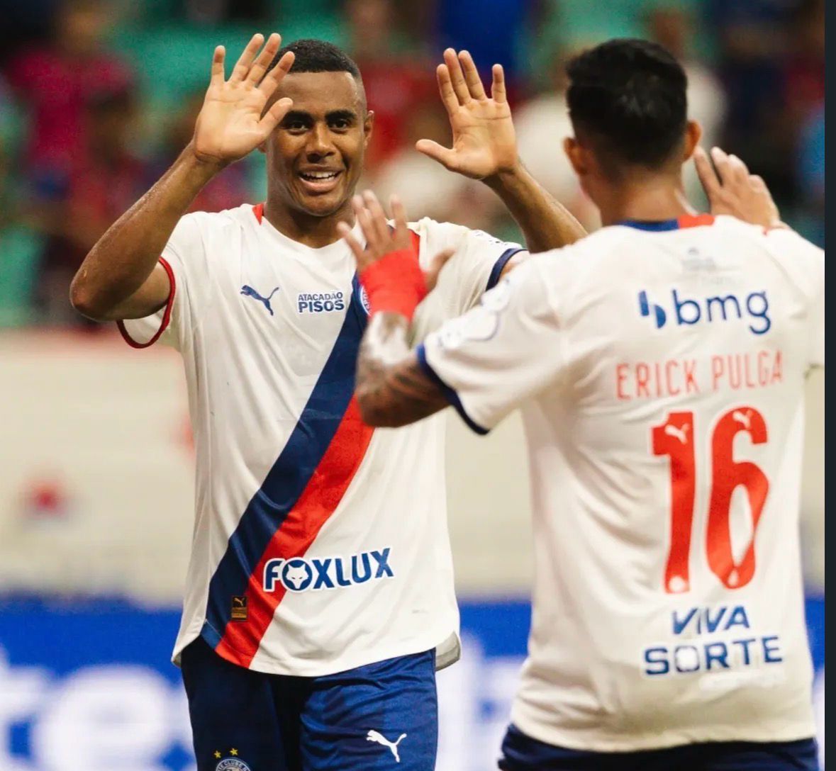 A imagem mostra, à esquerda e de frente, o jogador Erick indo comprimentar o jogador Erick Pulga à direita da imagem e de costas.