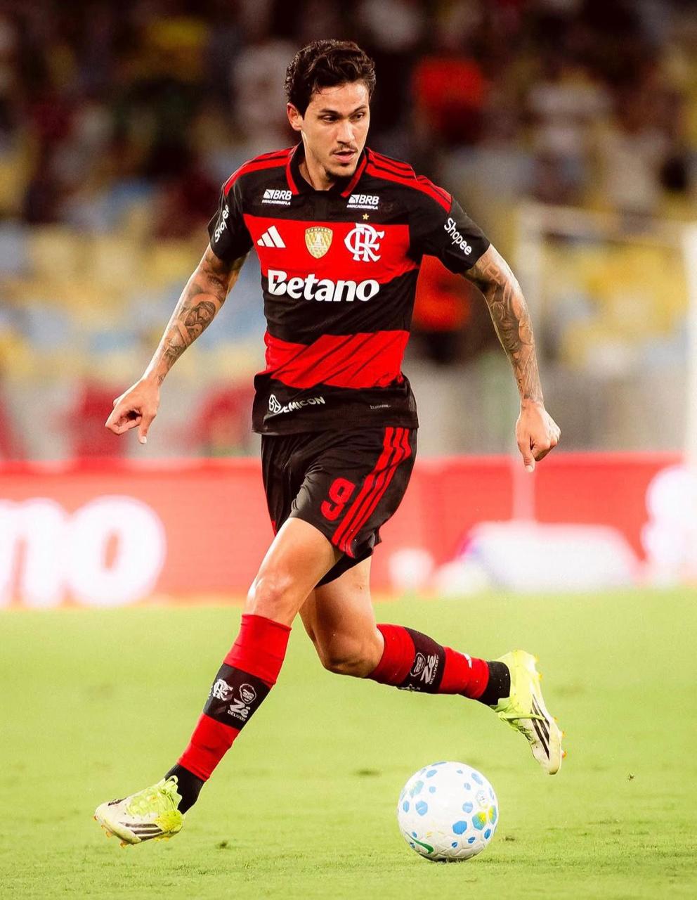 A imagem mostra o jogador Pedro, do Flamengo, com a bola.