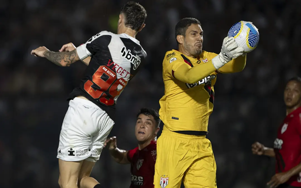 Com o resultado, Vasco fica mais longe de uma vaga para a Libertadores. Foto: Jorge Rodrigues/AGIF