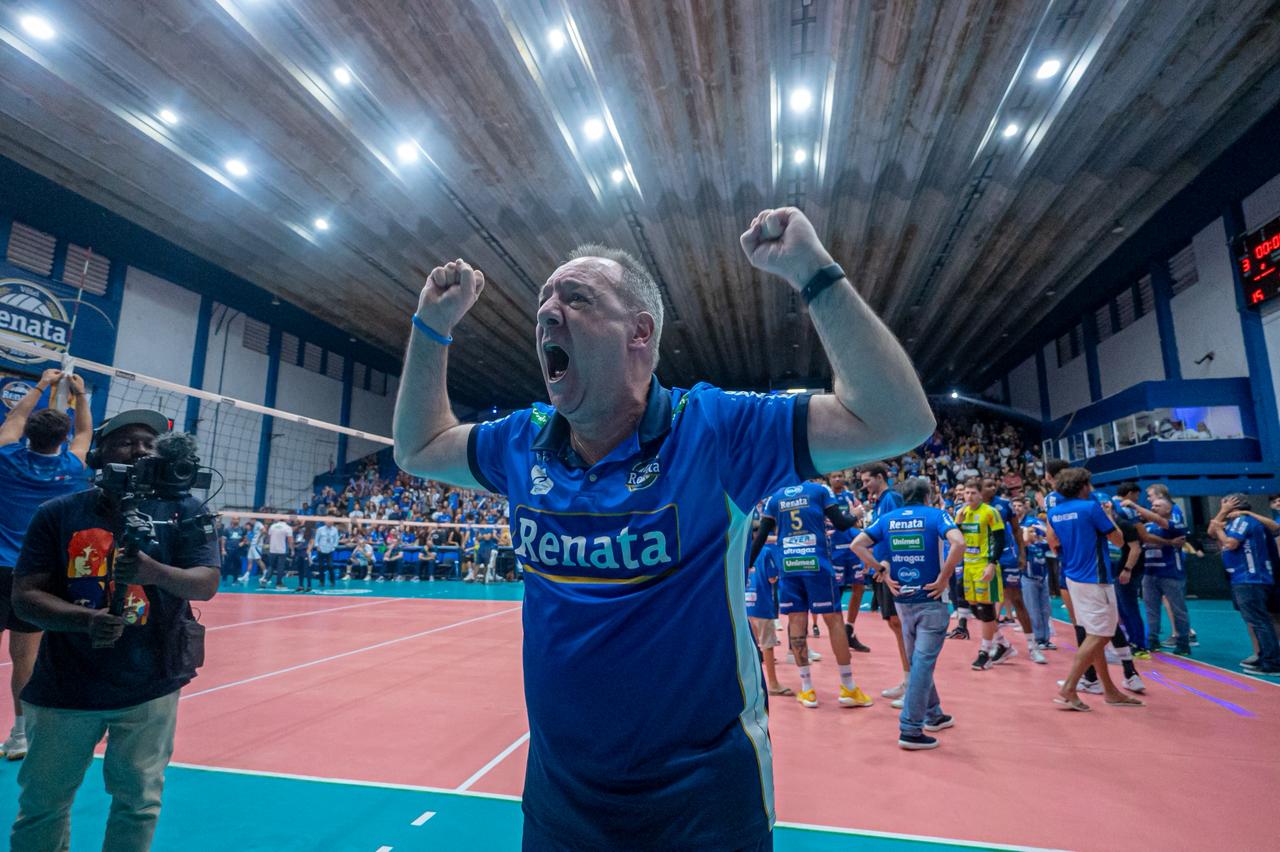 A imagem mostra o técnico Horacio Dileo comemorando o título