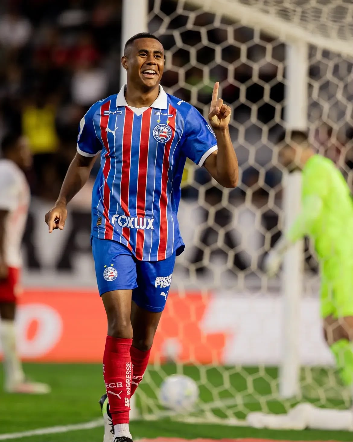 A imagem mostra Erick, do Bahia, comemorando o gol