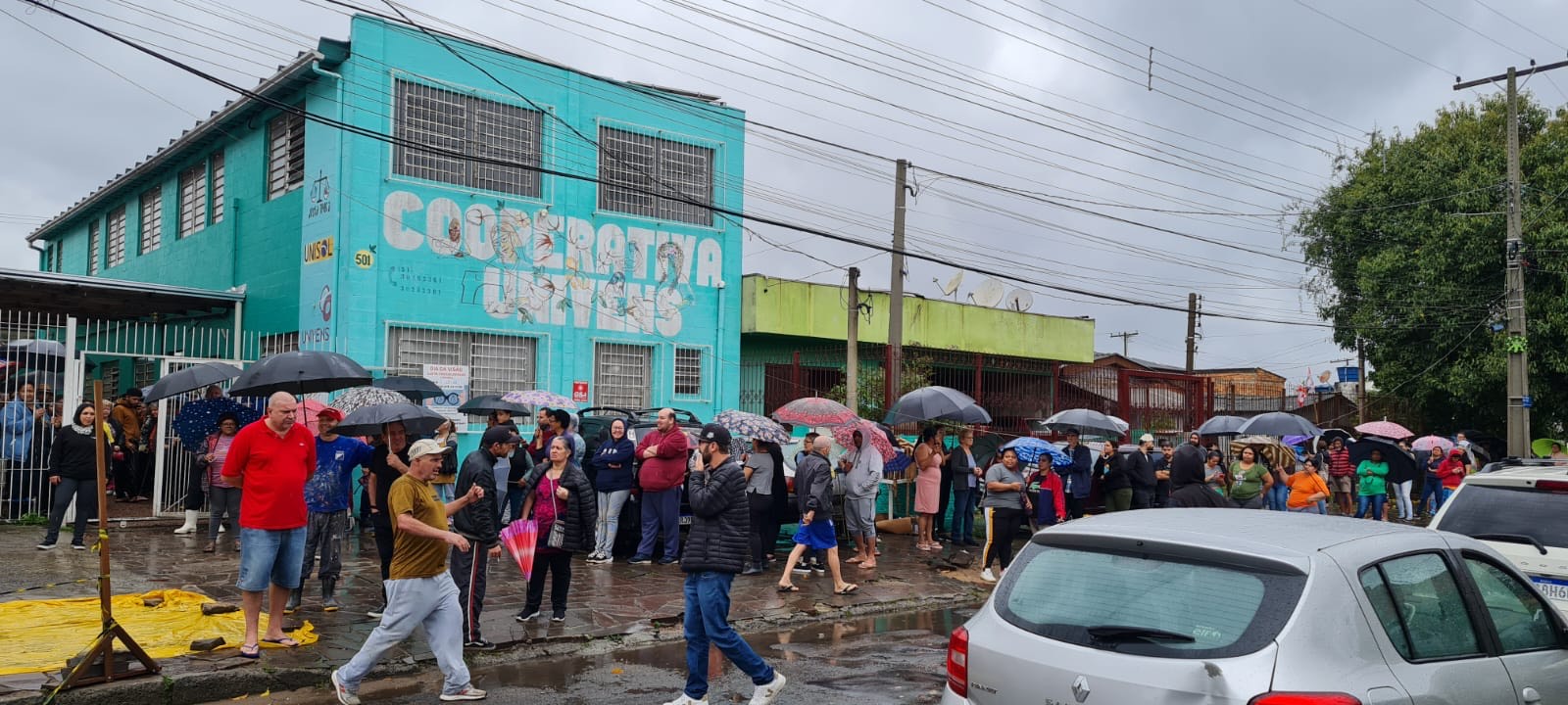 Fachada da Cooperativa Univens em um dia de entrega de doações. Reprodução: acervo da cooperativa.