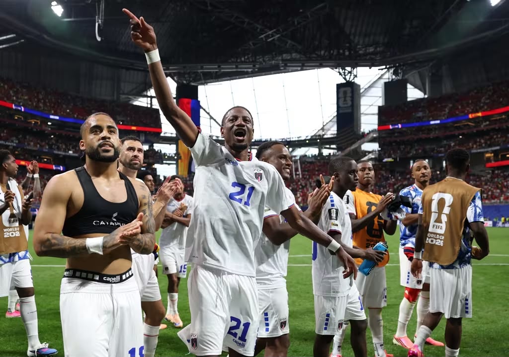 A imagem mostra jogadores de Cabo Verde comemorando
