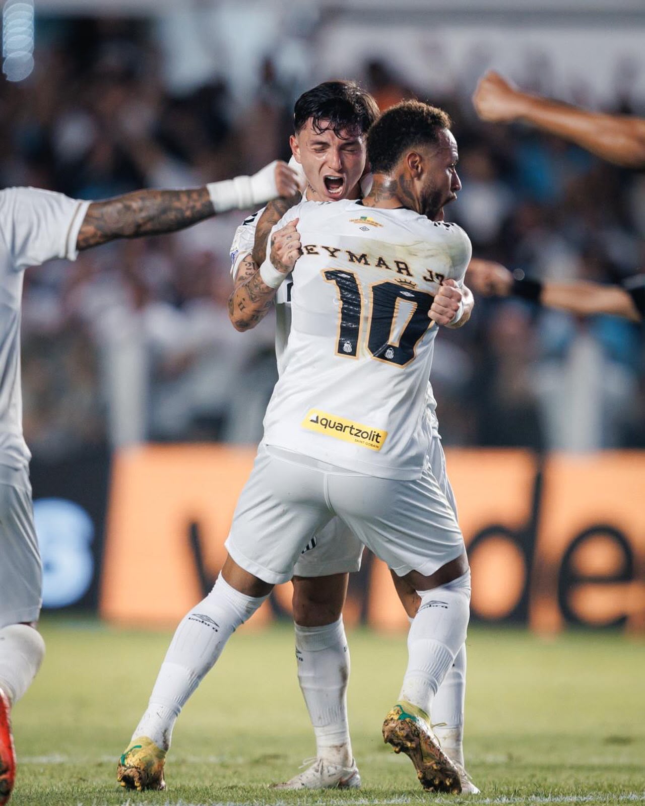 A imagem mostra Neymar e Barreal comemorando