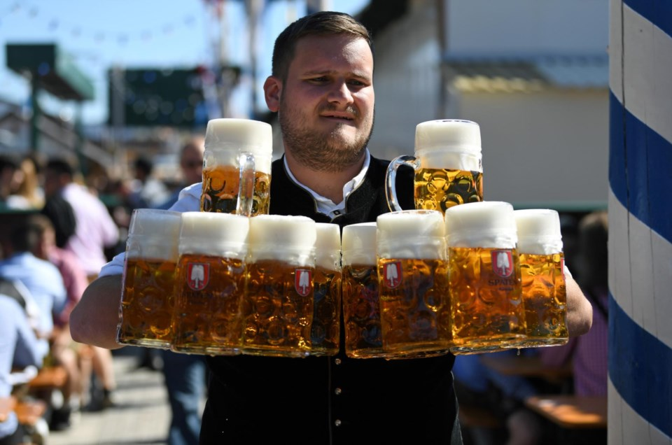 Garçom trabalhando durante o Oktoberfest