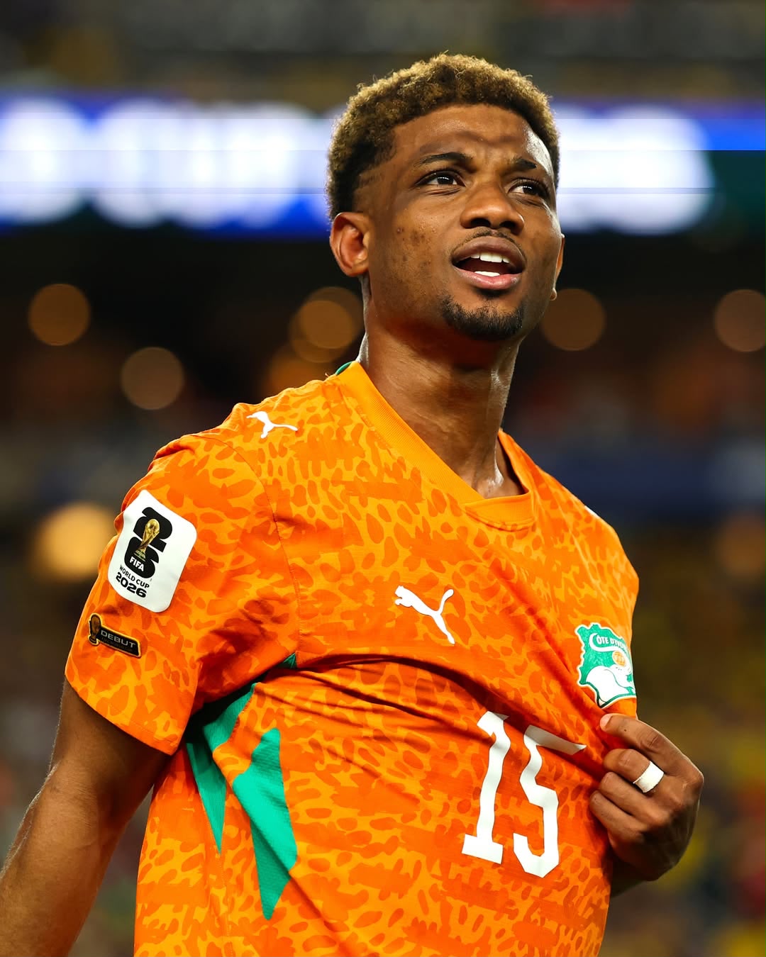 A imagem mostra Diallo, da Costa do Marfim, comemorando o gol