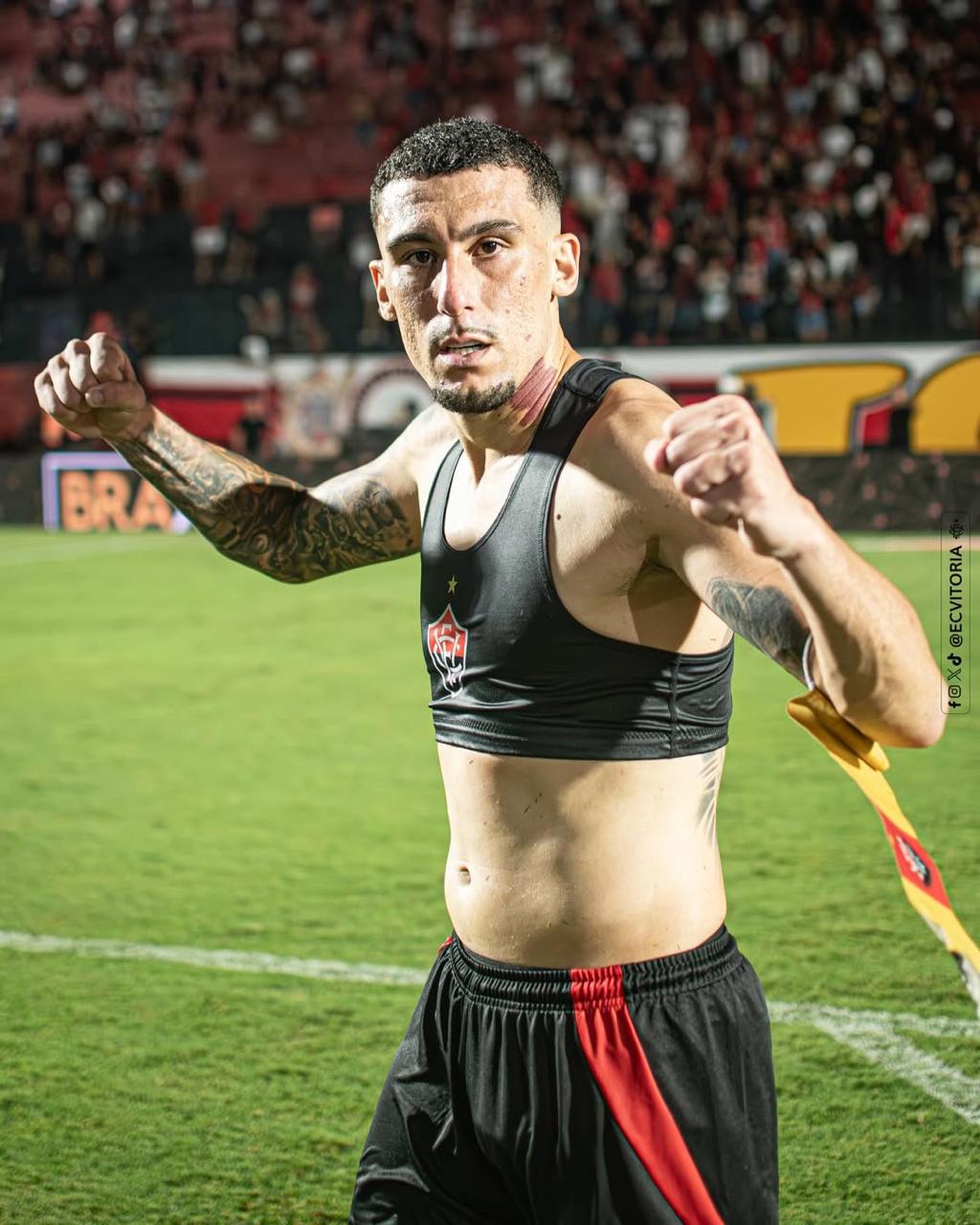 A imagem mostra o jogador Baralhas, do Vitoria, comemorando.