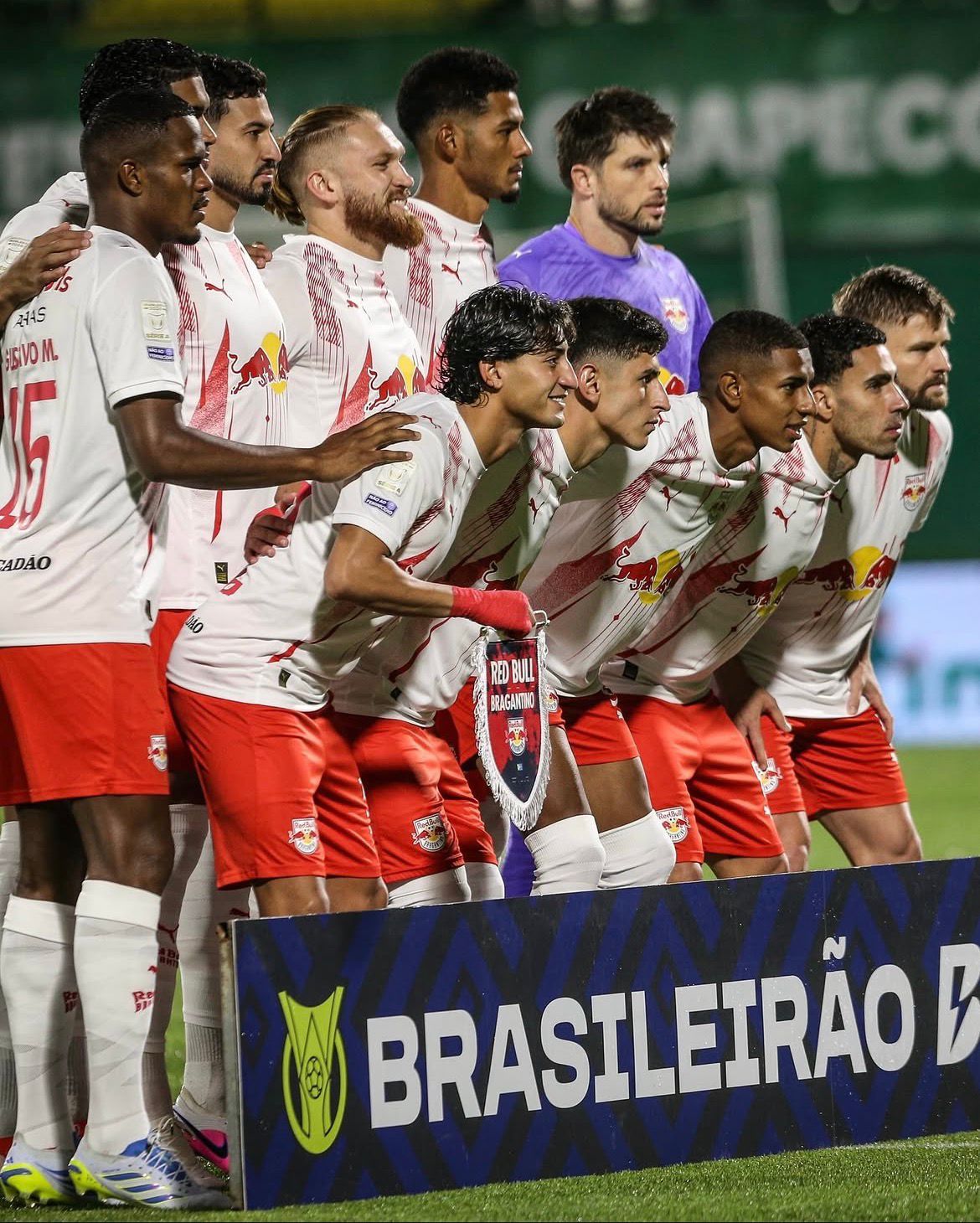 A imagem mostra os jogadores do Bragantino posando para a foto do jogo.