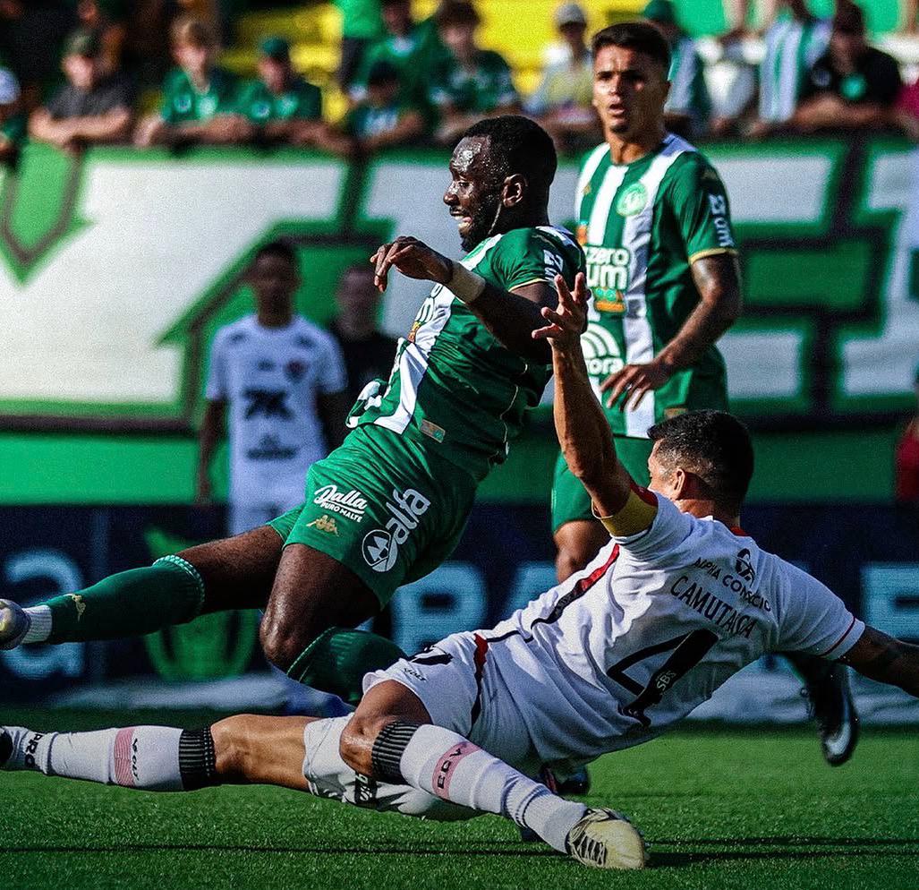 A imagem mostra os jogadores de ambos os times disputando a bola.