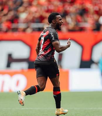 A imagem mostra o jogador Viveros, do Athletico-PR, comemorando o gol.