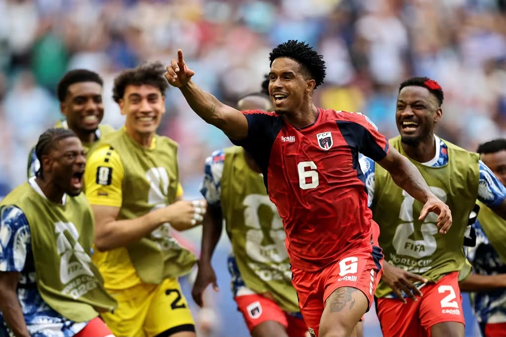 A imagem mostra Lenini, de Cabo Verde, comemorando o gol