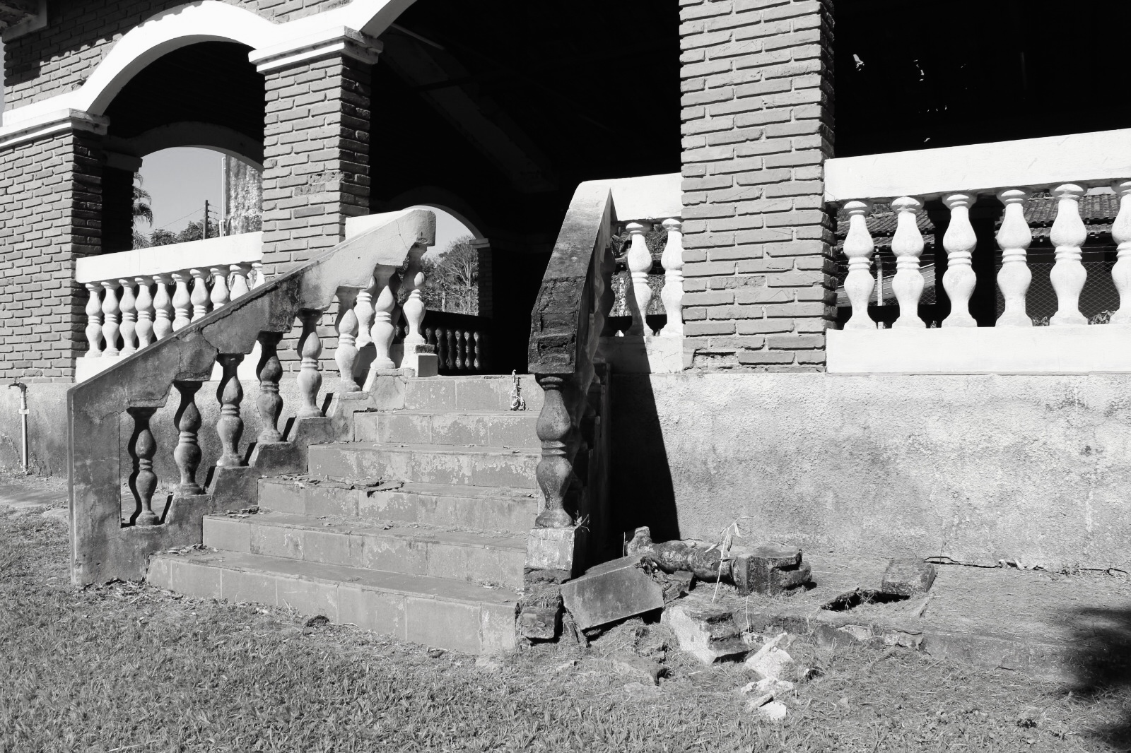 casa abandonada em preto e branco