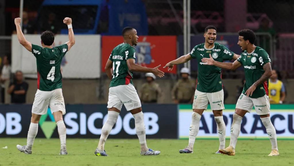 A imagem mostra Giay, Marlon Freitas, Murilo e Lucas Evangelista, todos do Palmeiras, comemorando. 