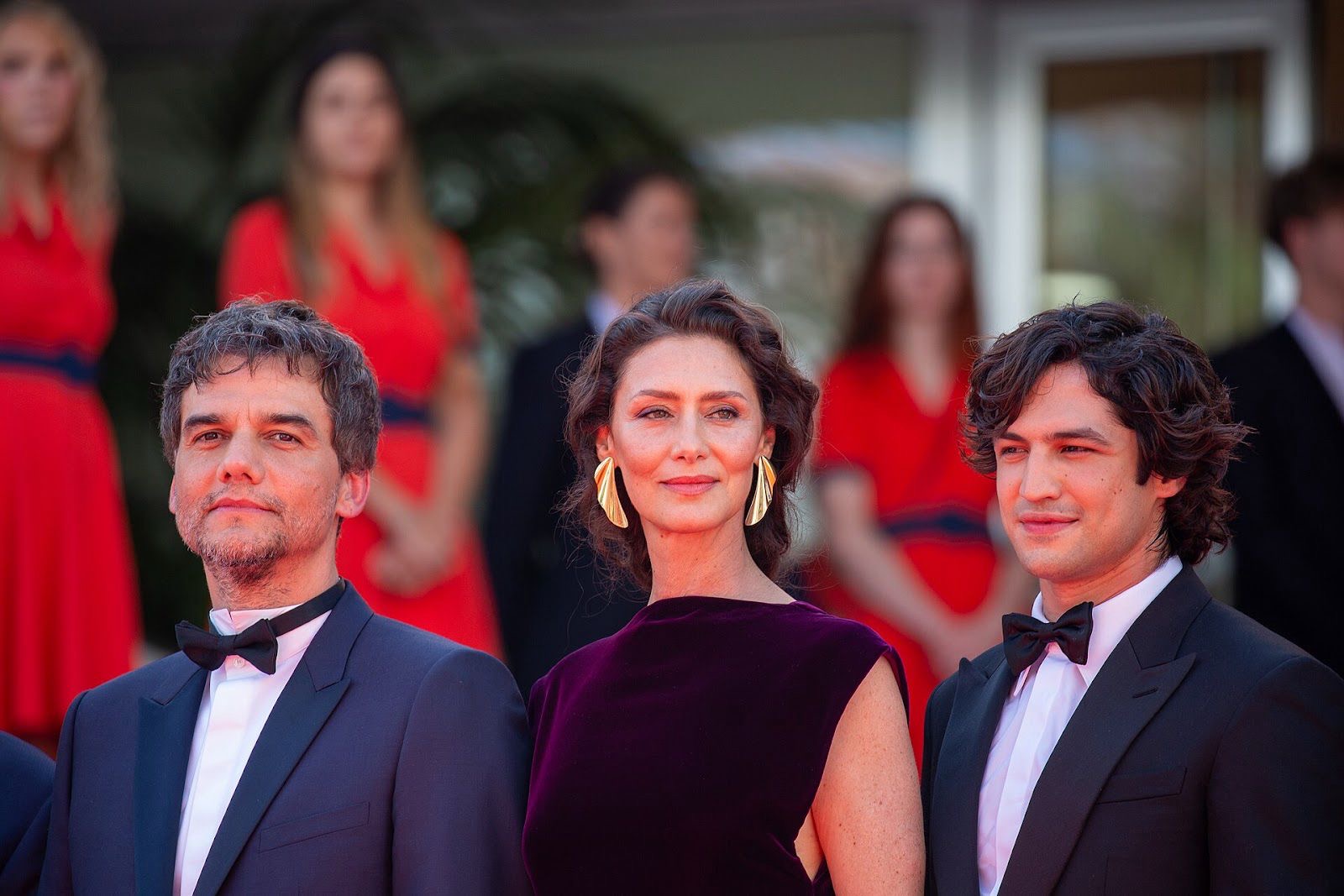 Wagner Moura, Maria Fernanda Cândido e Gabriel Leone no festival de Cannes, 2025. Foto: Reprodução/Kacy Bao.