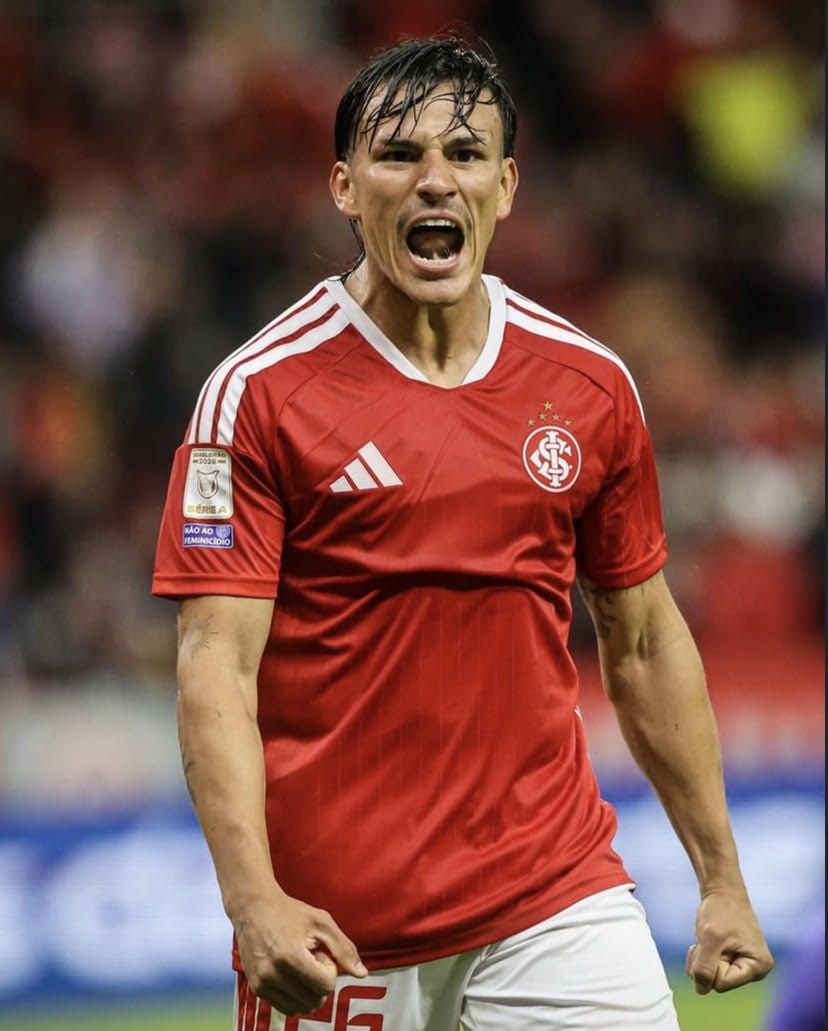 A imagem mostra o jogador do Internacional Bernabei comemorando.