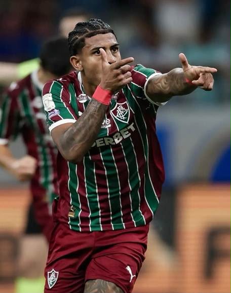 A imagem mostra John Kennedy comemorando o gol