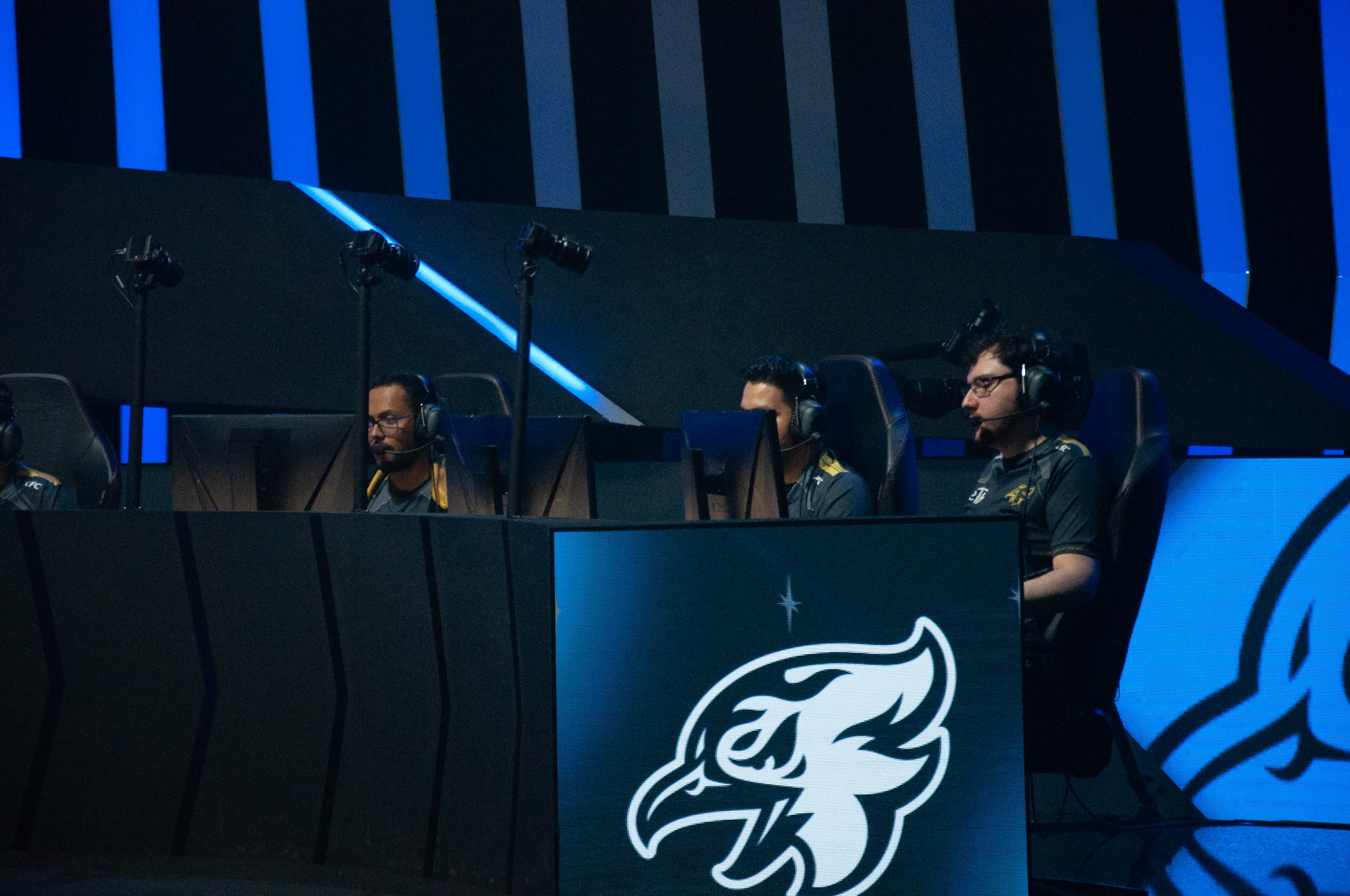 Zelt (Midlaner), VirusFx (AD Carry) e Baula (Support), jogadores da Fuego. — Foto: Ana Clara Souza/Agemt