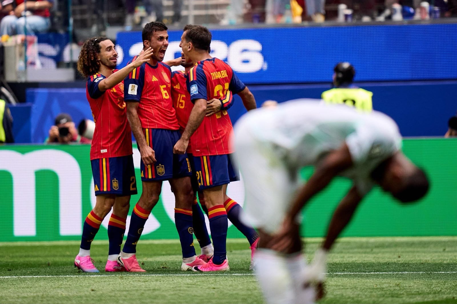 A imagem mostra Oyarzabal comemorando o gol com os companheiros