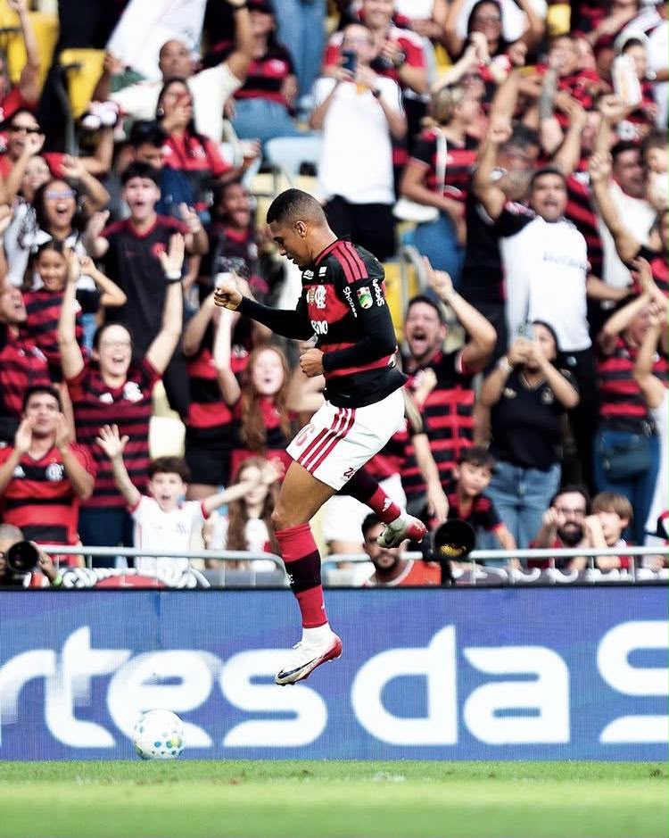 A imagem mostra Samuel Lino comemorando o gol