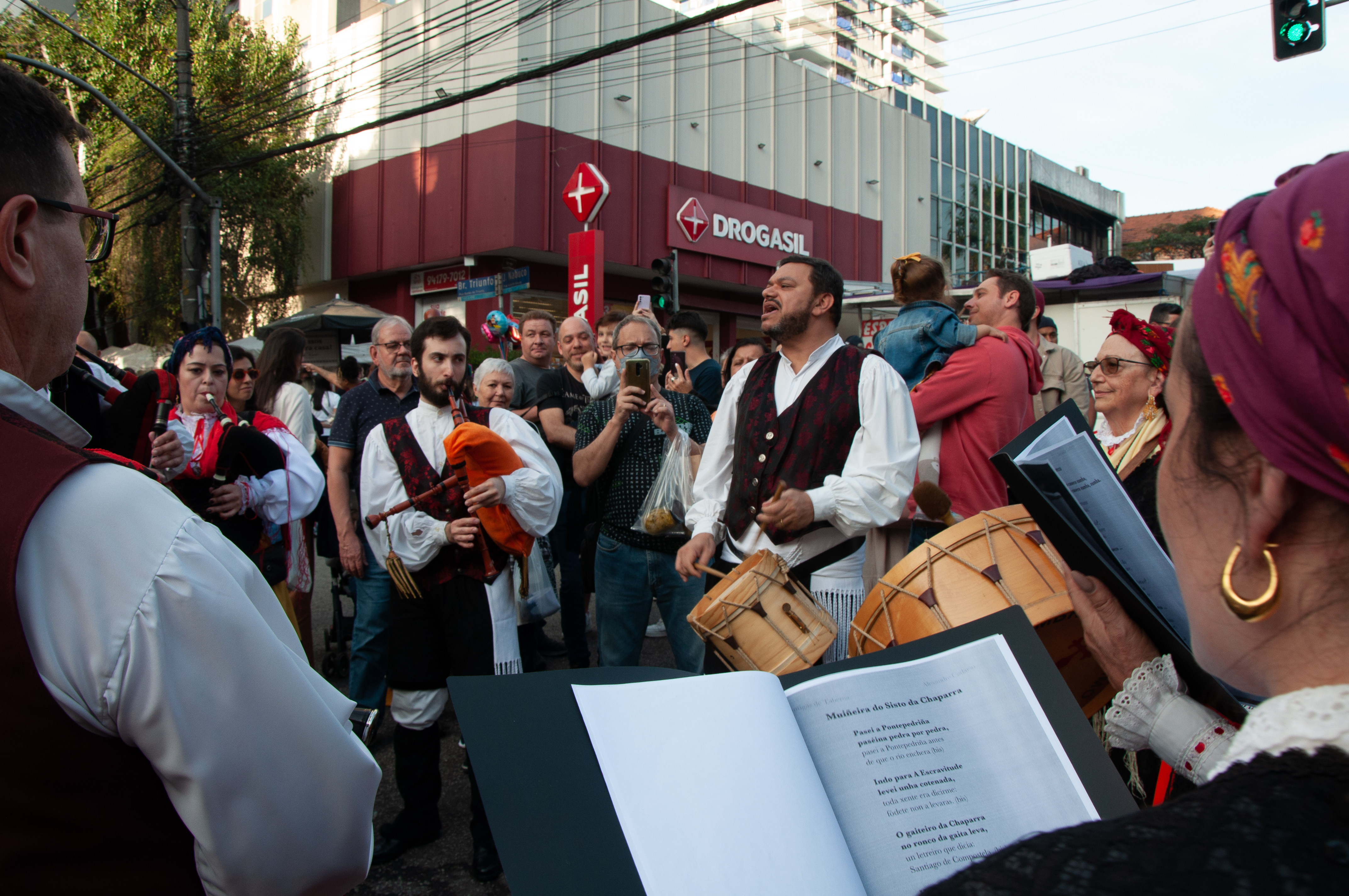 Grupo de música tradicional e folclórica típica da Galícia no evento Maifest (Foto: Beatriz Yamamoto)