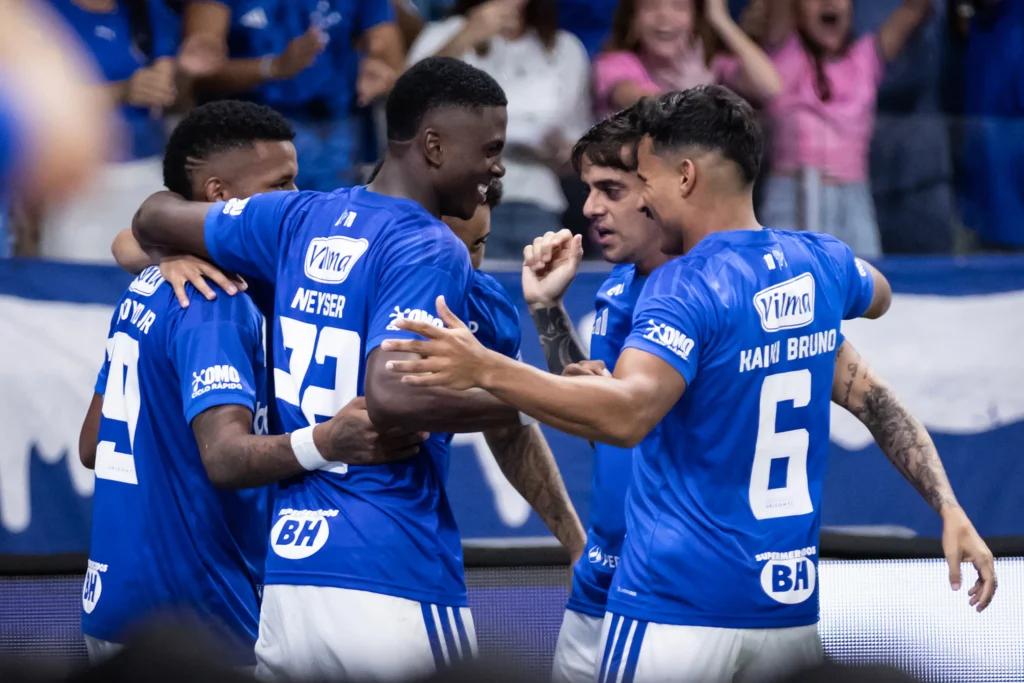 A imagem mostra jogadores do Cruzeiro comemorando.