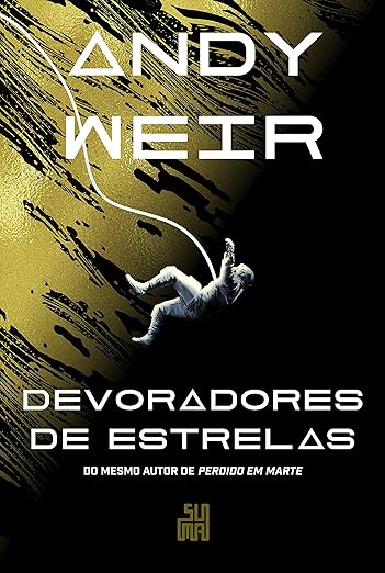 Capa do livro “Devoradores de Estrelas”, de Andy Weir, com fundo dourado e preto estilizado representando o espaço; um astronauta flutua preso por um cabo, enquanto o título aparece em destaque em letras brancas.
