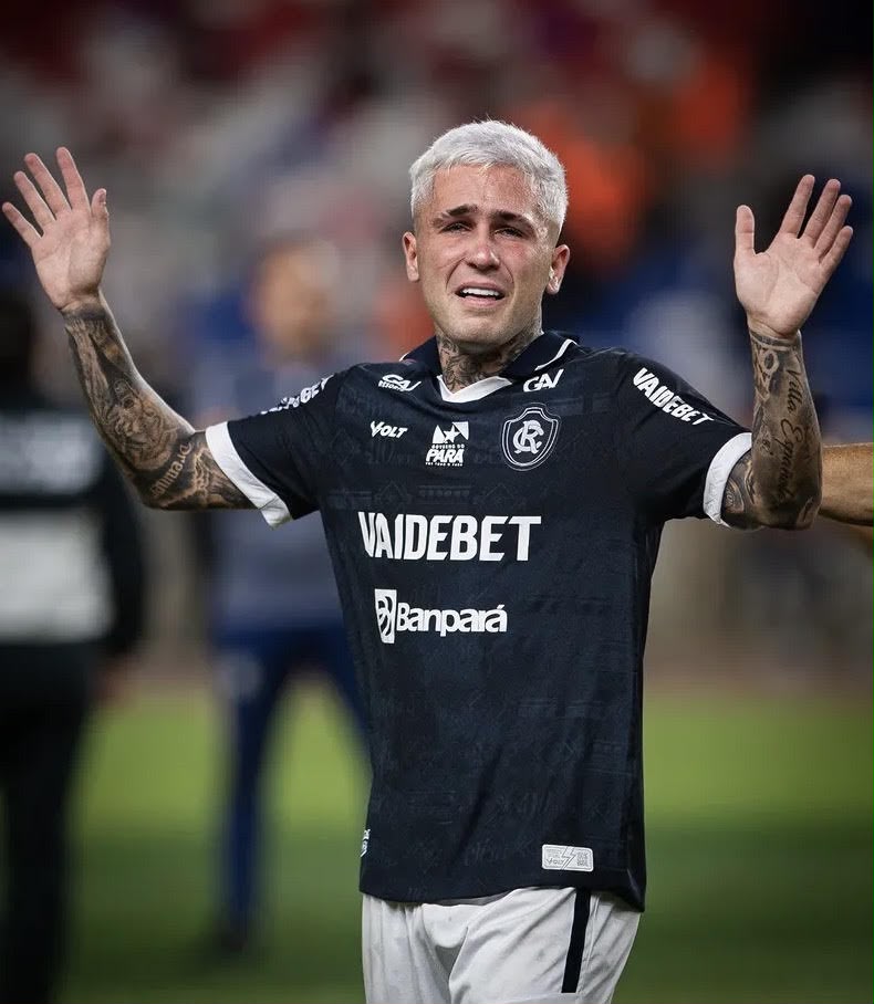 A imagem mostra Diego Hernandez, do Remo, emocionado