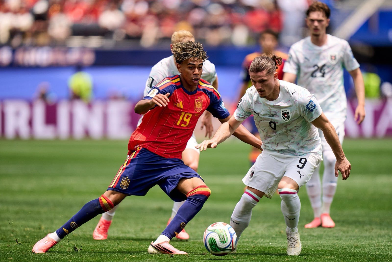 A imagem mostra Yamal, da Espanha, e Sabtizer, da Áustria, disputando a bola 