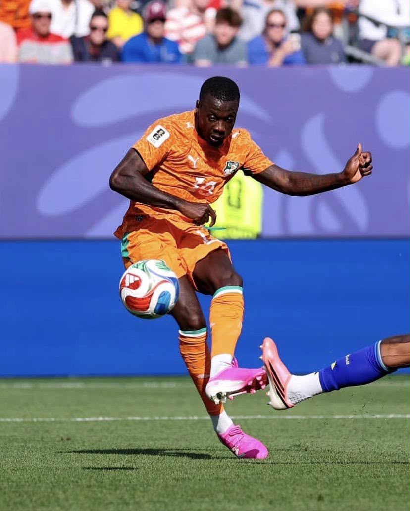 A imagem mostra Pépé chutando a bola