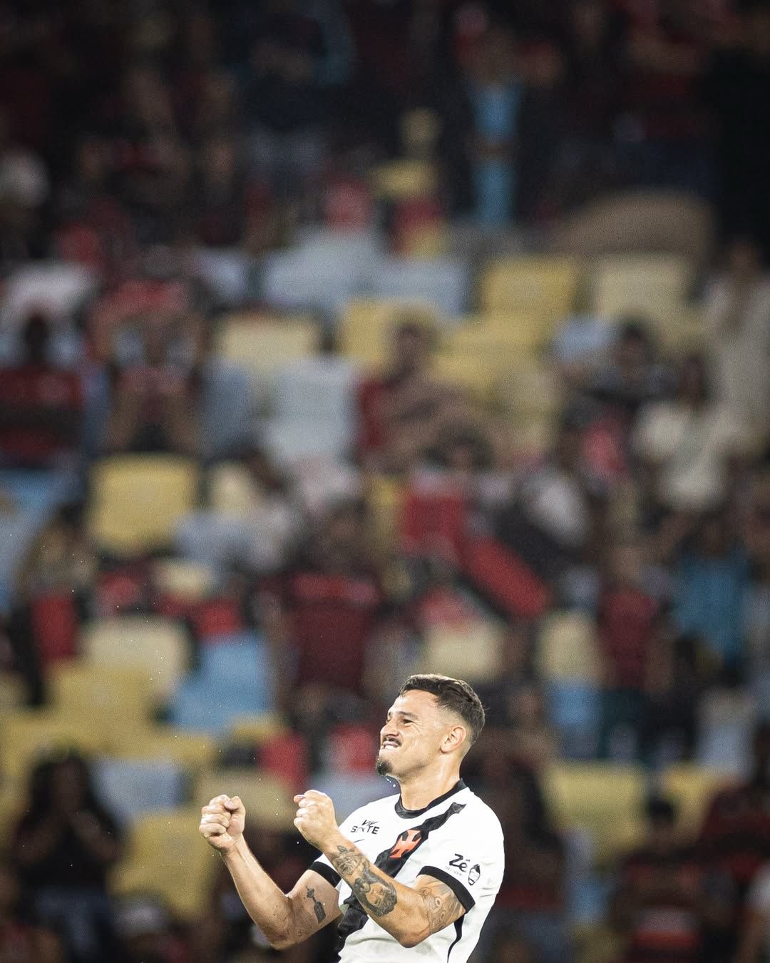 A imagem mostra o jogador do Vasco Hugo Moura comemorando.