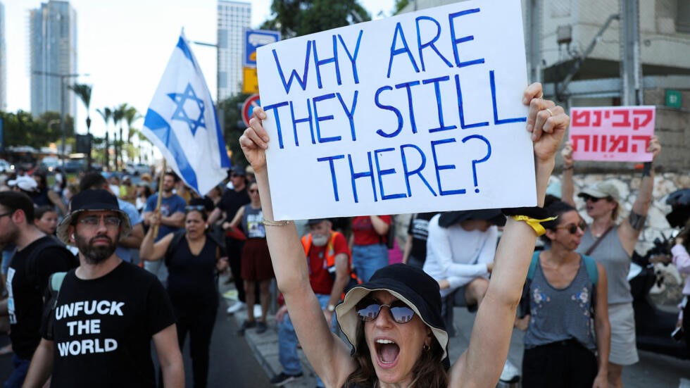 A descoberta de corpos dos reféns do Hamas gera a ira da população israelense nas ruas de Jerusalém. Foto: Florion Goga/REUTERS