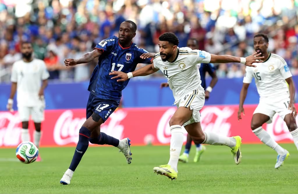 A imagem mostra disputa de bola de jogadores de Cabo Verde e Arábia Saudita