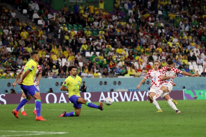Petković empatou a partida a cinco minutos do fim. (Foto: Reprodução/Twitter/@fifaworldcup_pt)