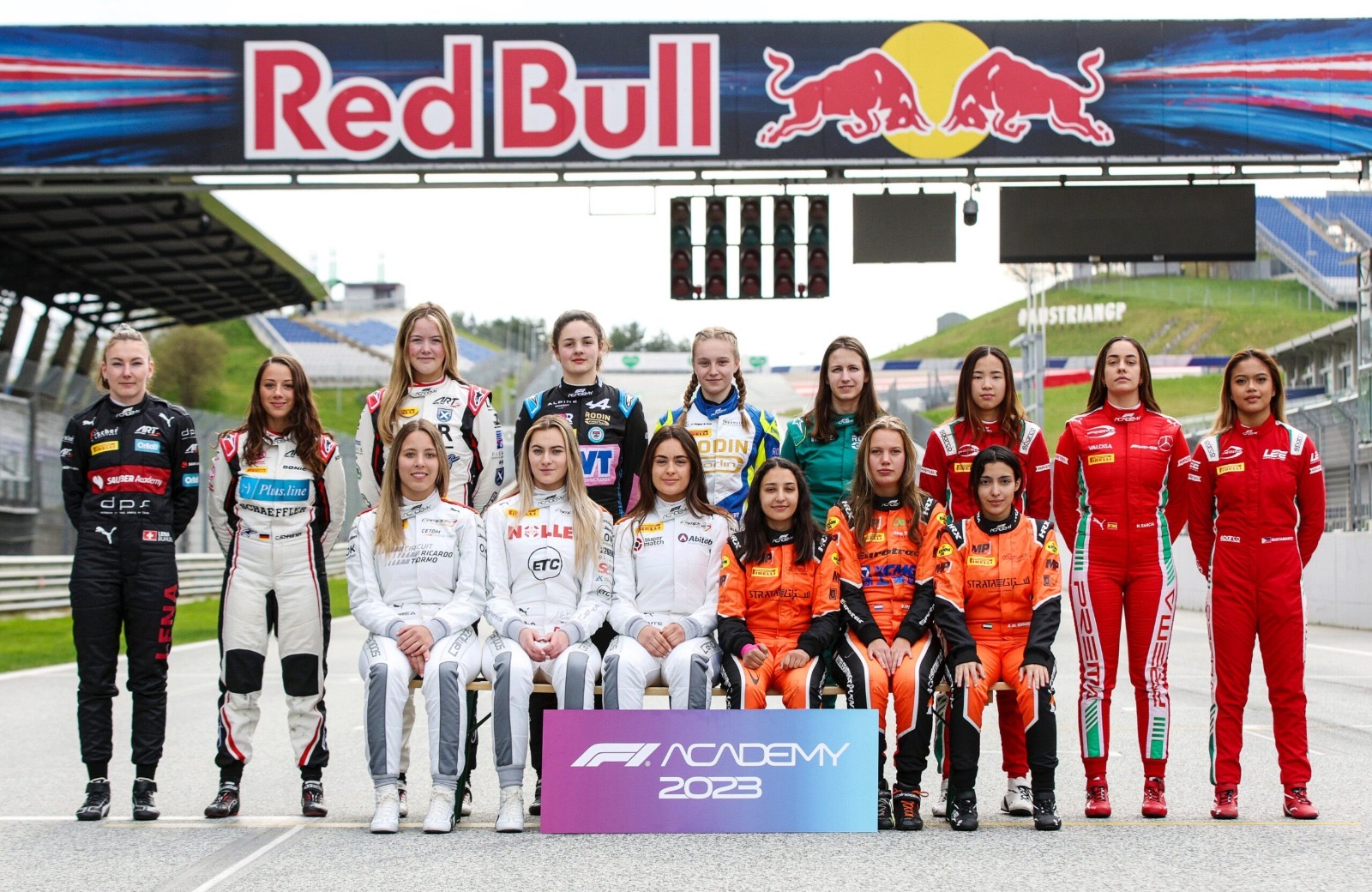 Grupo de mulheres que fazem parte da F1 ACADEMY