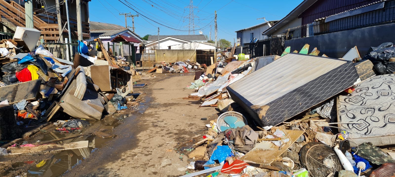 Meses depois, ruas da Vila Nossa Senhora Aparecida ainda acumulavam entulho aguardando recolhimento. Reprodução: acervo da cooperativa. 
