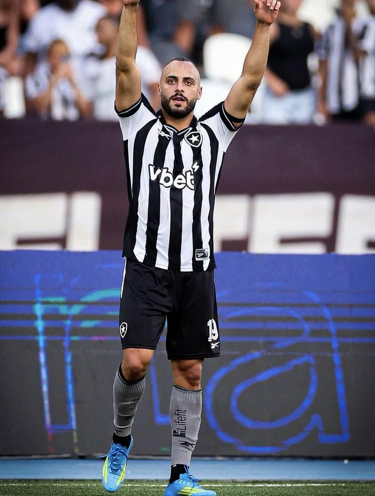 A imagem mostra o jogador Arthur Cabral, do Botafogo, comemorando um dos gols.